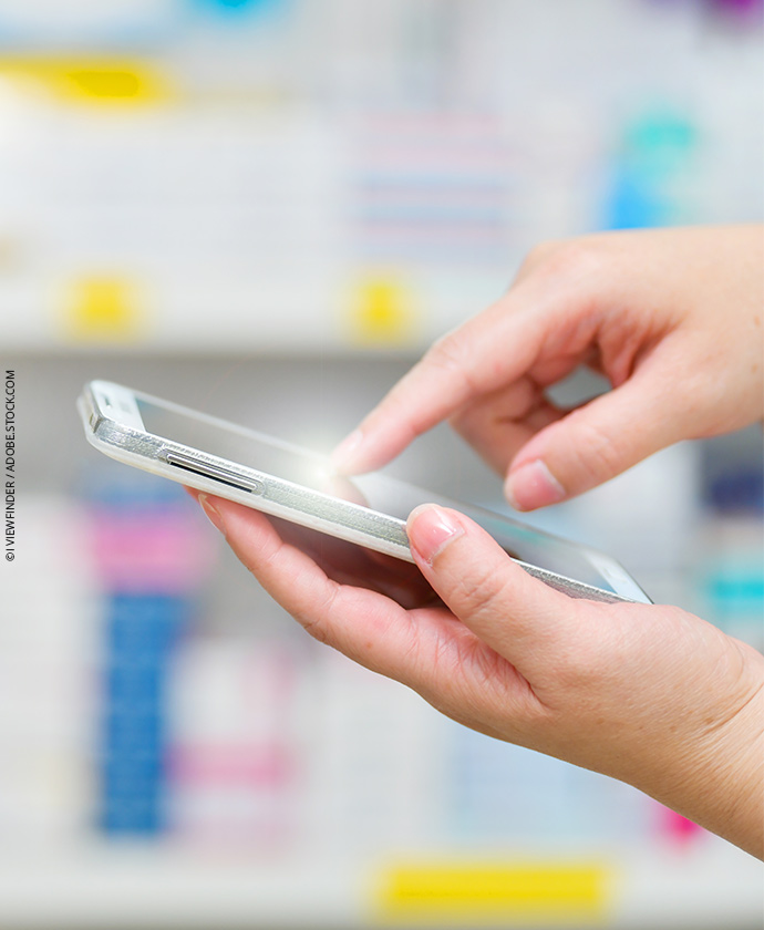 Symbolbild Patienteninformationen, Hand mit Smartphone