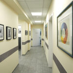 Fluransicht der Praxis mit hellgelben Wänden