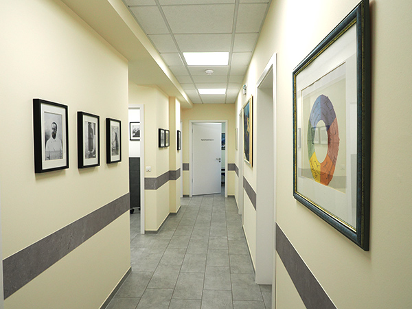 Fluransicht der Praxis mit hellgelben Wänden