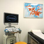 Ultraschallgerät im Behandlungszimmer mit Bildschirmanzeige Acuson NX2